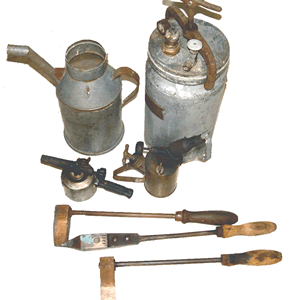 Klempnerwerkzeug aus der Gründerzeit der Firma