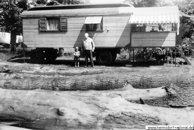 Foto 1960 - Wohn- und Ferienwagen in Zingst (davor Paul Pöhler mit Enkelin Christine)