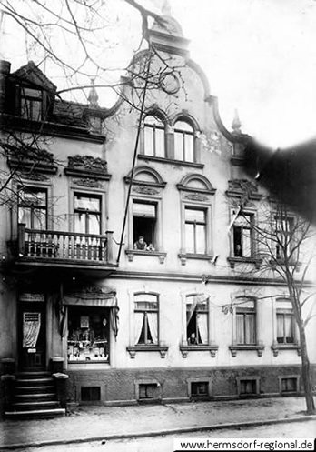 Im Jahr 1912 eröffnete der Uhrmachermeister Oskar Hinkeldey in Klosterlausnitz, Bahnhofstraße 44 sein Uhrmachergeschäft. 