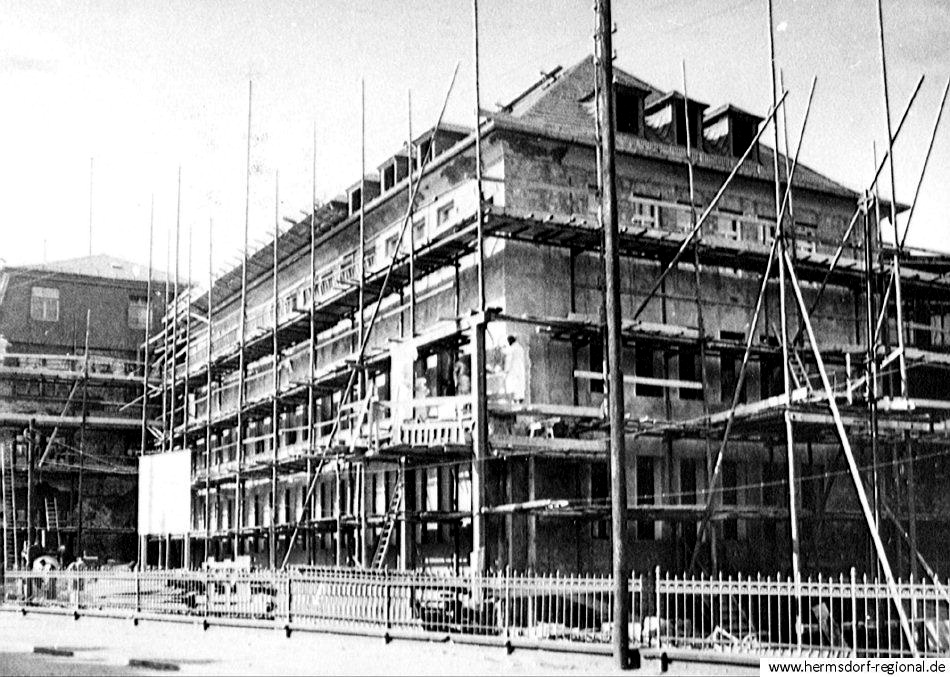 1936 - 1937 das "Weiße Haus" wurde aus dem ehemaligen Verwaltungsgebäude umgebaut und erweitert. Bis zur Fertigstellung befand sich der Werkseingang rechts vom Haus. 