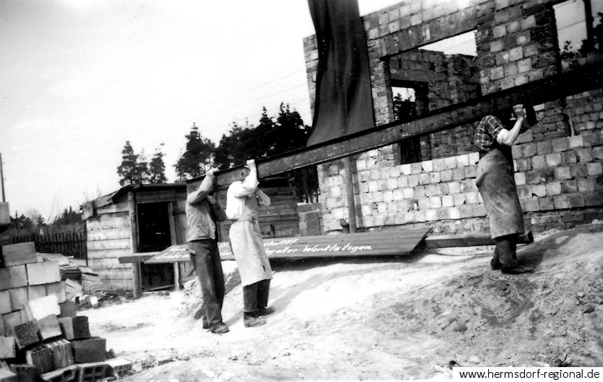 Bau des Kindergartens und der Gaststätte von 1953 bis 1958 Von links: Fritz Eichenberg - Ernst Kleinschmager - Arthur Plötner