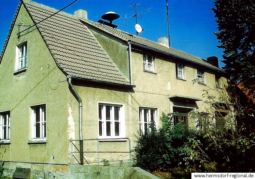 Der Kindergarten "Frohe Zukunft" (links) und der ehemalige Gaststätte (rechts) im Jahr 1991.