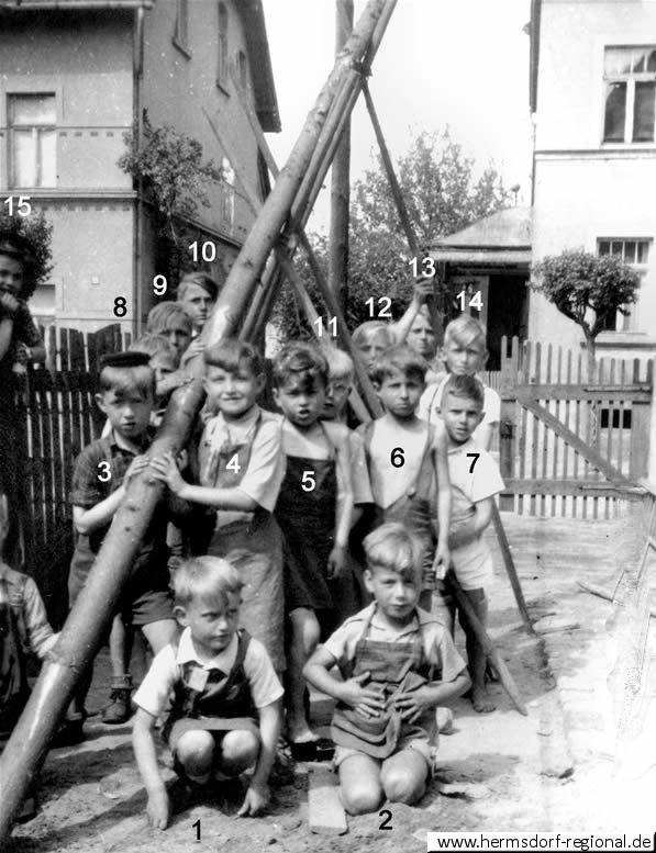 Kindermaibaumsetzen ca. 1950 bei in der Schillerstraße