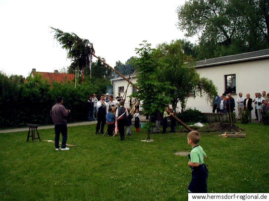 Kindermaibaumsetzen in der Kindereinrichtung Max & Moritz 25.05.2002