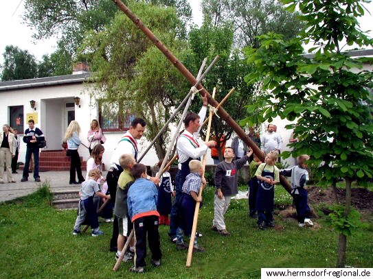 Kindermaibaumsetzen in der Kindereinrichtung Max & Moritz 25.05.2002