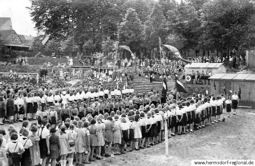 1940 - Sportfest Abschlussapell auf dem Sportplatz am Rathaus 