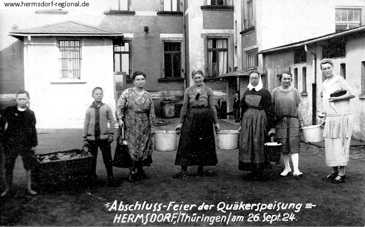 Das Foto zeigt die Abschlussfeier am 26.09.1924 auf dem Schulhof. 