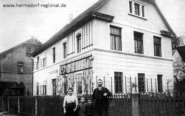 Wilhelm Bauer und seine 2. Frau vor der Schule in Kraftsdorf 1912 in der Schule wohnte Familie Bauer 