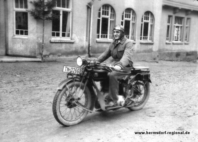 Motorradsportler Otto Hebenstreit vor der Gaststätte "Thüringer Hof" Weißenborn
