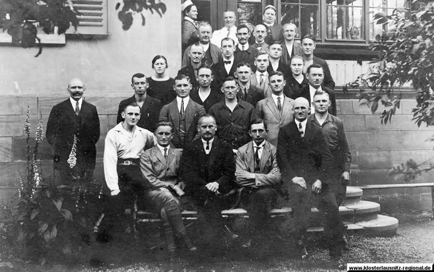 Aufnahme vor dem "Ernst-Agnes-Heim" Klosterlausnitz 1926. Dr. W. Schuster ganz oben in der Mitte.