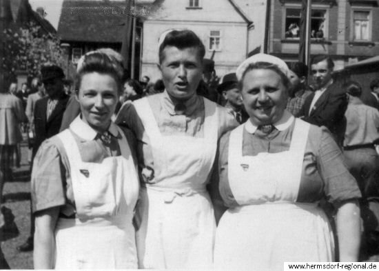 Von lins: Schwester Maria Arnhold (Gemeindeschwester), Alice Schmidt (Hebamme), Schwester Elvira ??