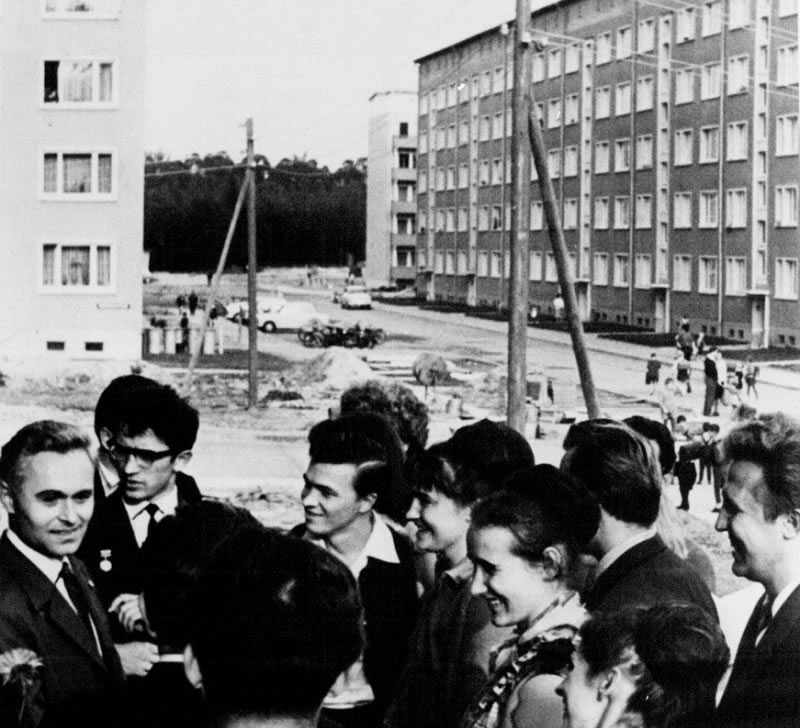 1967 - der Direktor Wolfgang Hühn (links) zeigt Besuchern der Ukraine die Schule. 