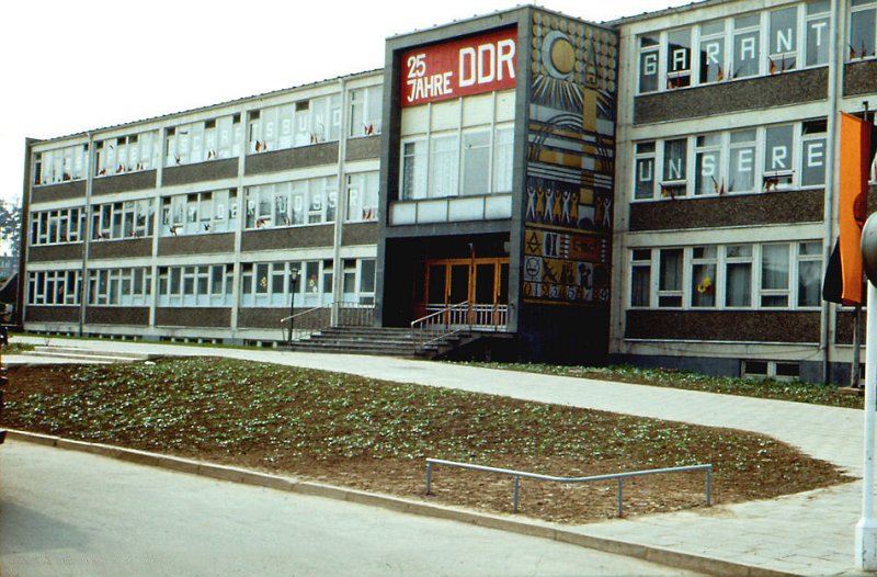 1974 - die Schule zum 25. Jahrestag der DDR (Gründung 07.10.1949 Wiedervereinigung 03.10.1990) 