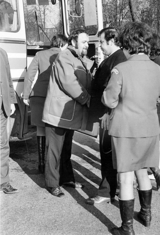 Der Direktor (2.v.rechts) von 1974 - 1975 Harald Spiesky verabschiedet Gäste aus Tachov. 