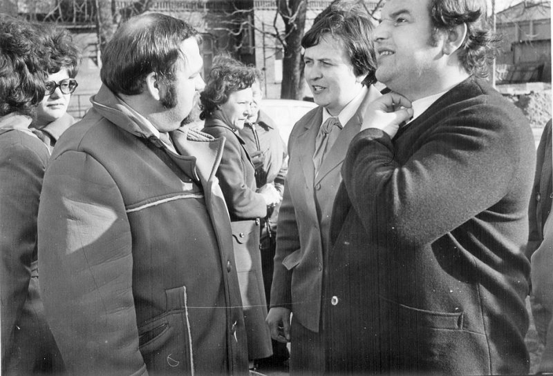 Der Direktor (rechts) von 1974 - 1975 Harald Spiesky verabschiedet Gäste aus Tachov. 