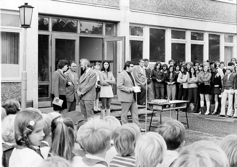 1974/75 Appell auf dem Schulhof 