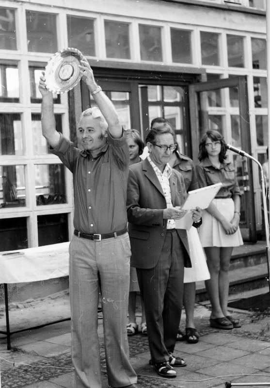 1976 Direktor Wolfgang Hühn hält einen Pokal hoch, den die Schule erhielt. 