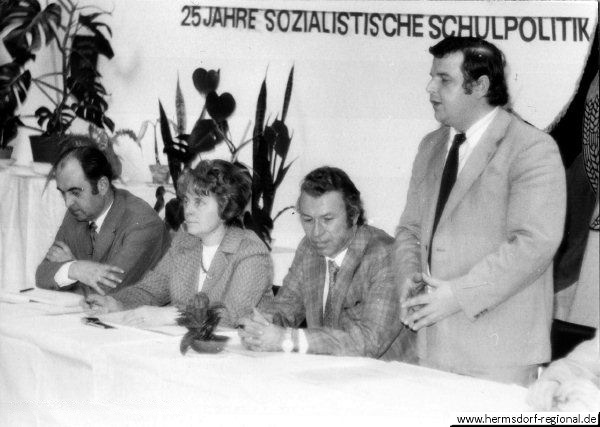 Direktor Harald Spiesky 2. POS auf einer Feierstunde im Schuljahr 1974/75