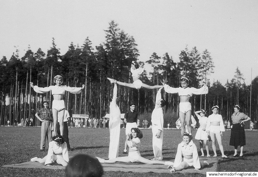 1. Mai 1952 - Aufführung auf dem Sportplatz Hermsdorf