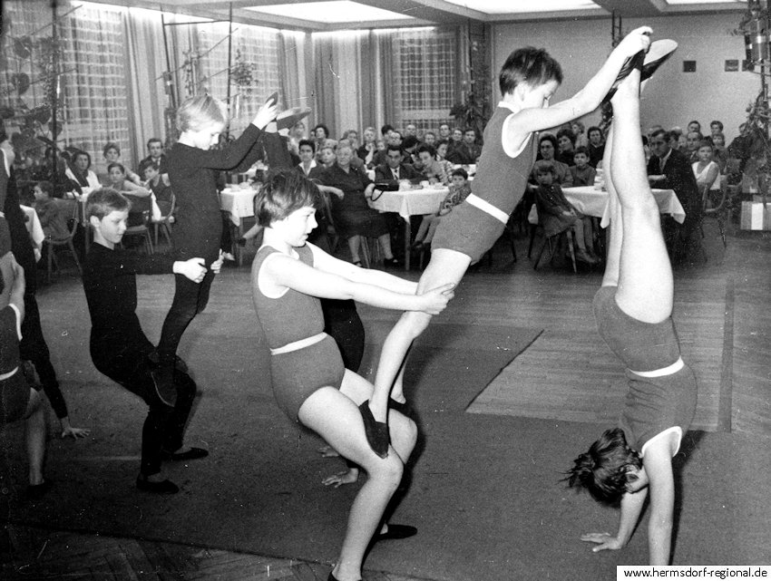 Aufführung in den 1960er Jahren im Saal des Kulturhauses. Vermutlich vor den Eltern der Mitglieder.