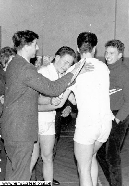 Wettkämpfe zur Bezirksmeisterschaft 1963 in der Turnhalle der Friedensschule