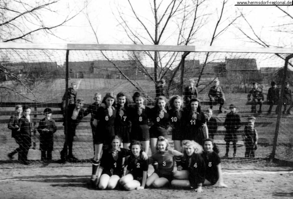 SC „Einigkeit Hermsdorf“, Frauenmannschaft 1948 - Sportplatz am Rathaus