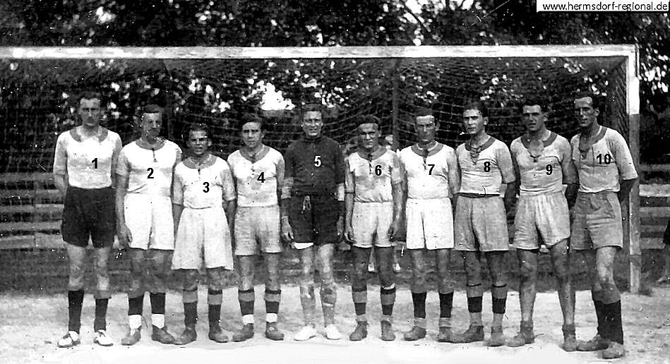 1949 BSG "Einigkeit HESCHO Hermsdorf" - Handballmannschaft auf dem Rathausplatz 