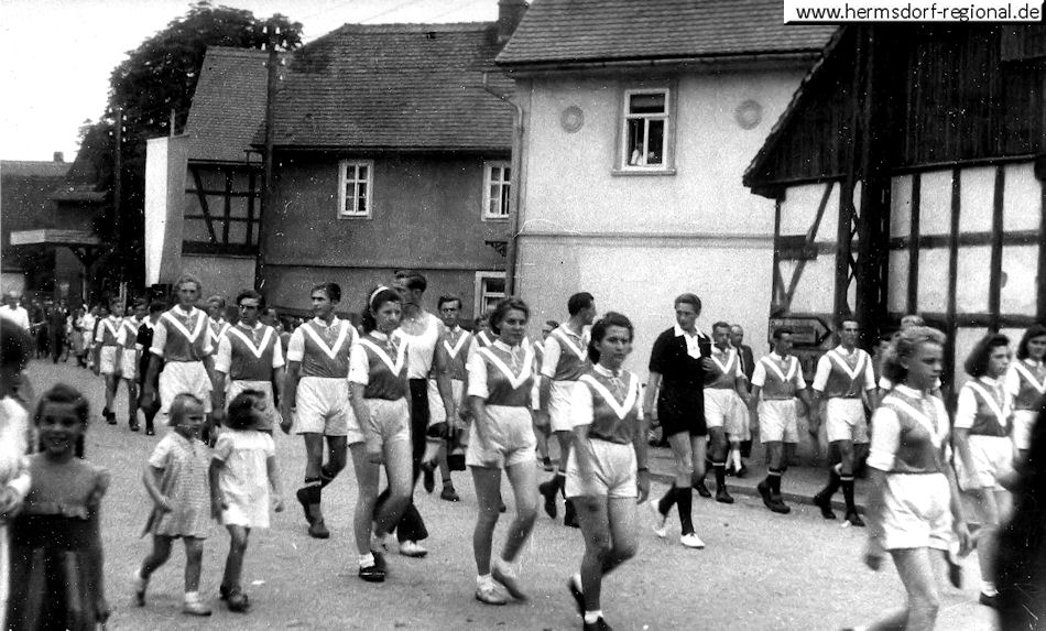 27.08.1950 - die Hermsdorfer Handballer auf dem Weg zur Einweihung des Sportplatzes.
