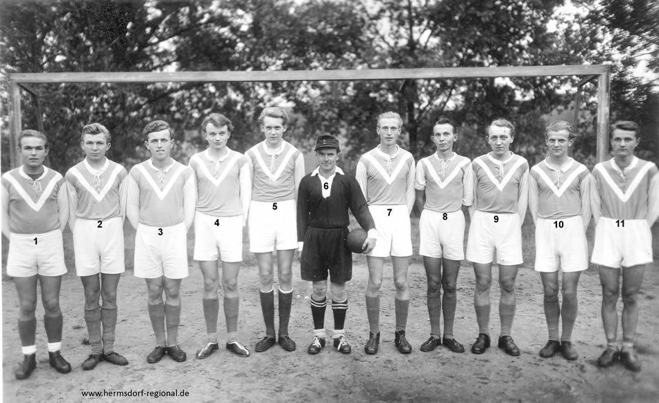 1953 Zweite Handballmannschaft auf dem Rathausplatz 