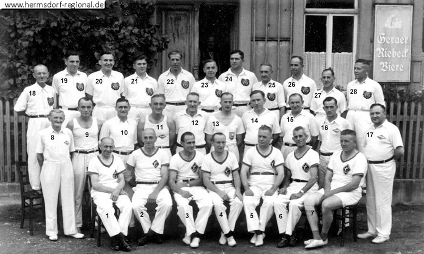 Hermsdorf Städte-Mannschaft 1949 - 1950 (Originalbeschriftung auf Foto). Abgebildet ist die Mannschaft aus Hermsdorf. Hermsdorf bekam erst 1969 Stadtrecht. Die Bezeichnung Städte-Mannschaft beizieht sich auf einen Wettkampf von Mannschaften aus Gera und Hermsdorf.