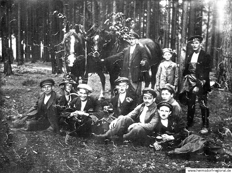 Burschen 1910 im Wald