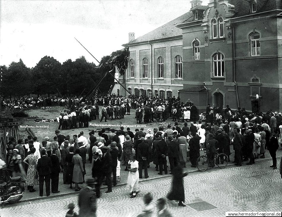Maibaumsetzen am Rathaus Hermsdorf am 22.05.1934