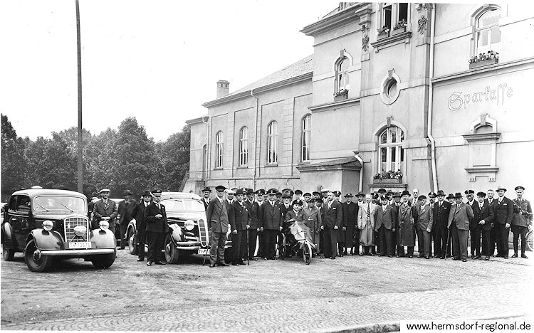 Verabschiedung in Hermsdorf zu einer Kriegsopferfahrt nach Leutenberg in den 1930er Jahren. 