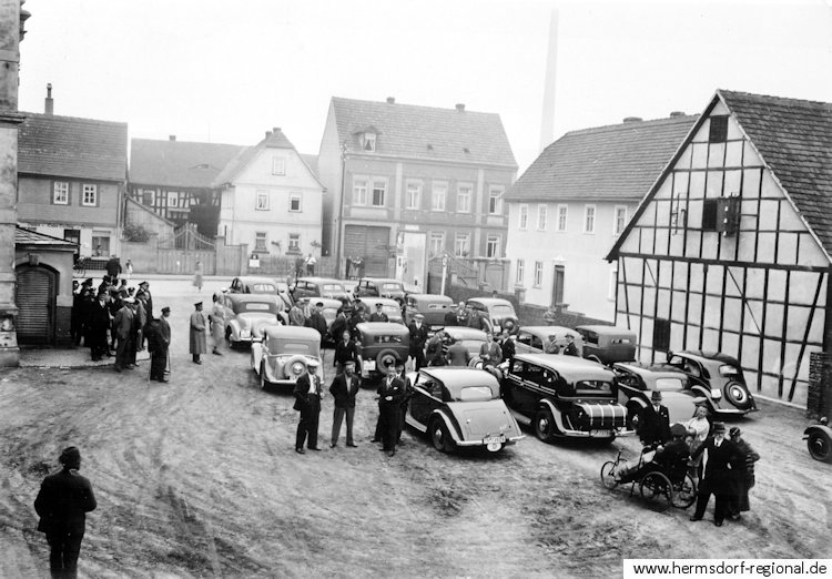 Verabschiedung in Hermsdorf zu einer Kriegsopferfahrt nach Leutenberg in den 1930er Jahren. 